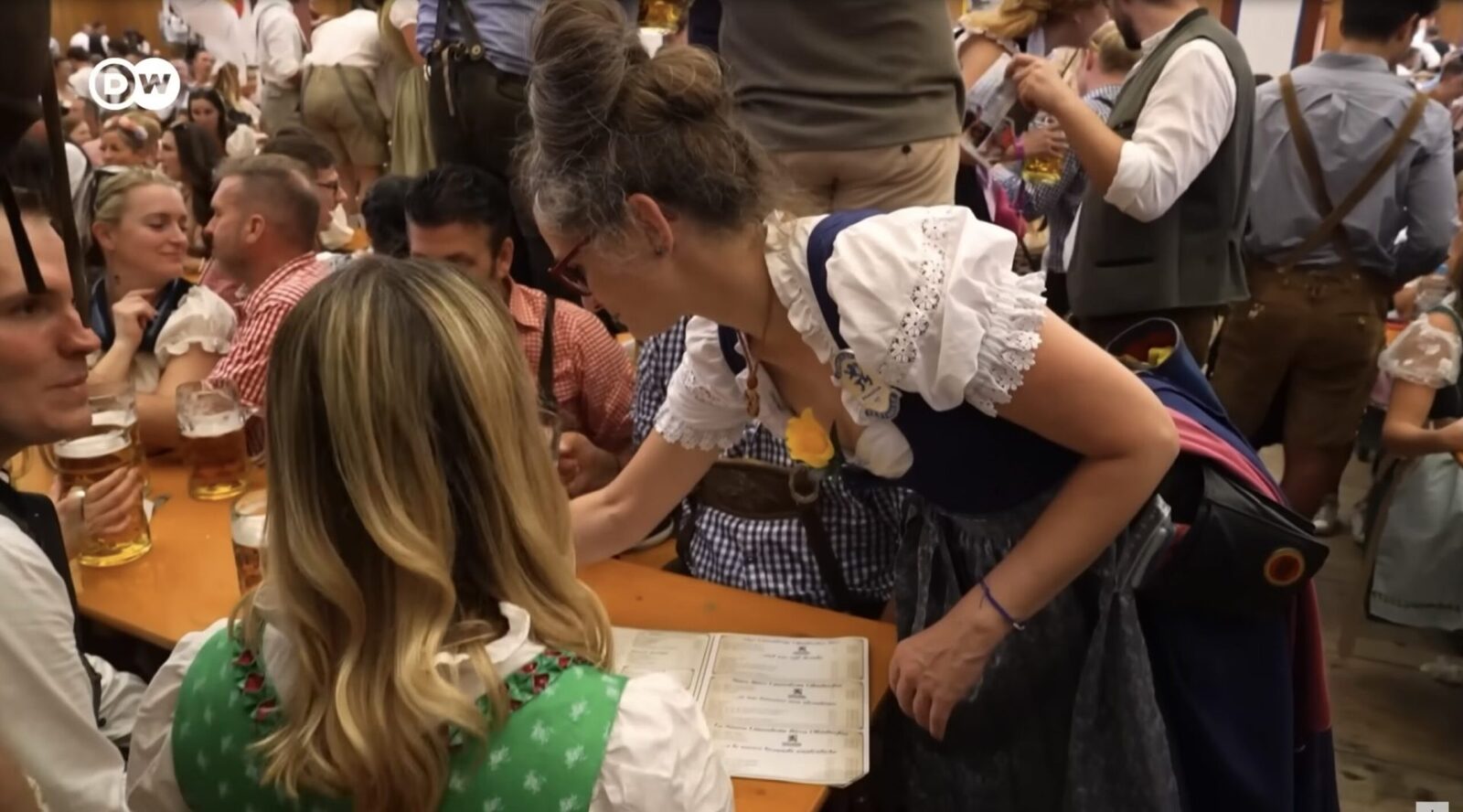 Șampanie de Oktoberfest, mandat de arestare pentru politicianul german de dreapta