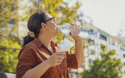 Hidratare caniculă: Câtă apă bei după greutate și ce mănânci