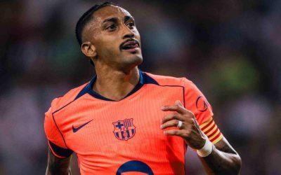 Raphinha salva al Barça desde los once metros