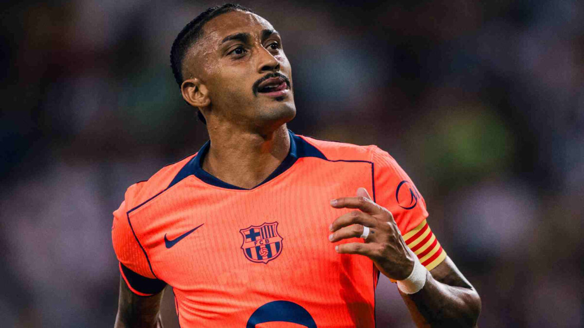 Raphinha salva al Barça desde los once metros
