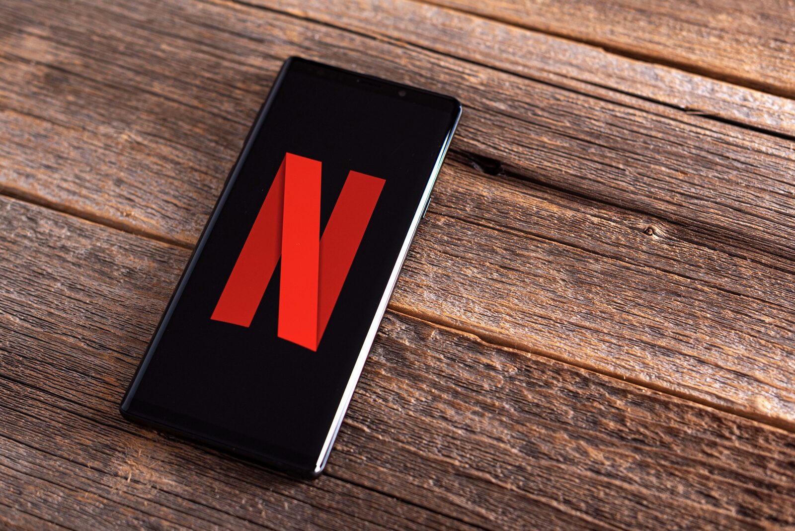 Disney+ și Netflix: streaming gratuit contra reclame, după scumpiri