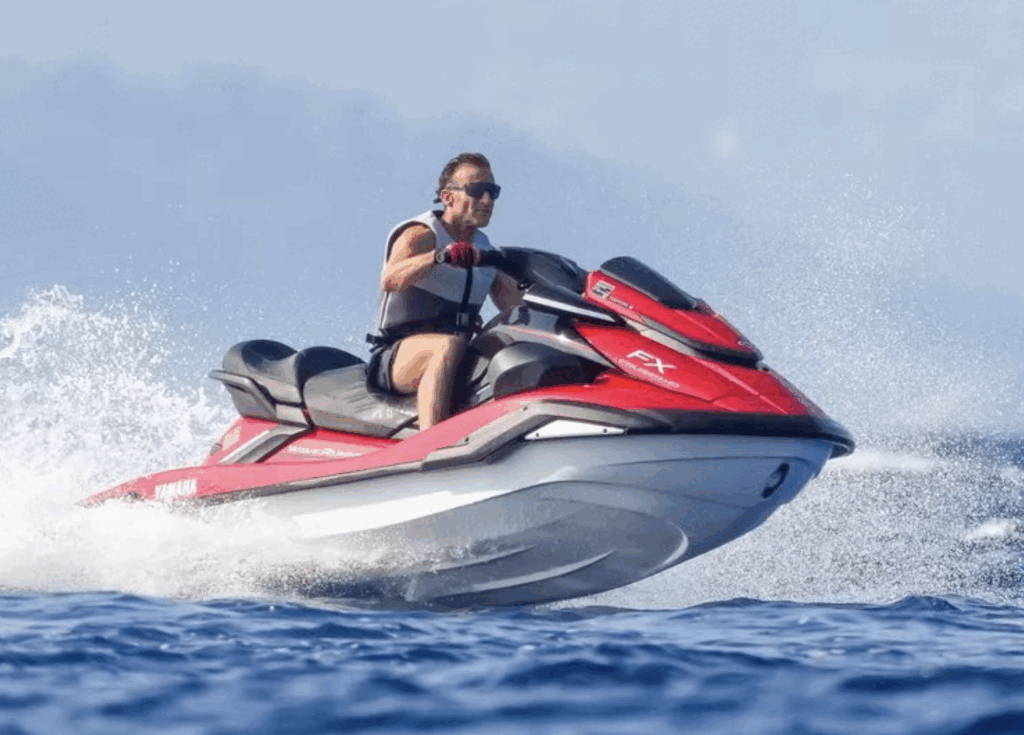 Macron pe jet-ski: Președintele francez, polemică în Franța