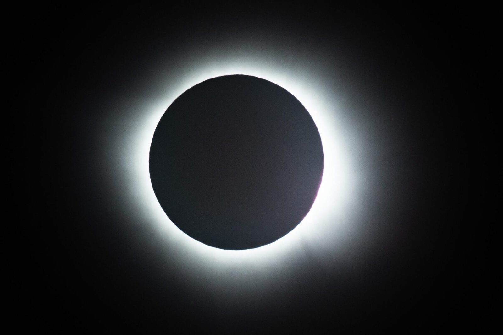 Eclipsa de Soare în România: Unde o vezi perfect și unde ești pe dinafară