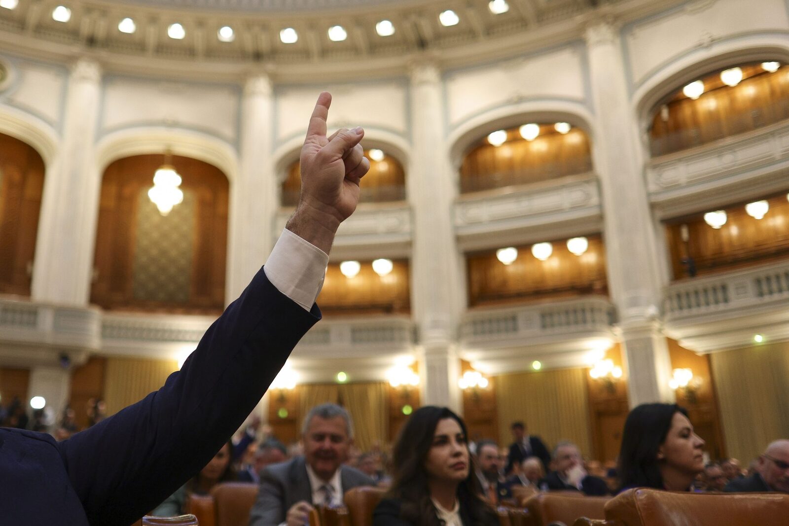 Legi noi scapă consilierii de incompatibilitate în Parlament