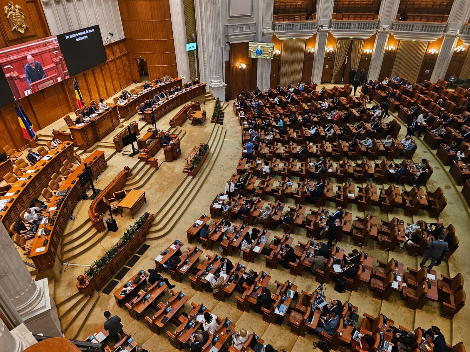 Legi PNRR, votate cu scandal. AUR și SOS, contra „decarbonizării”