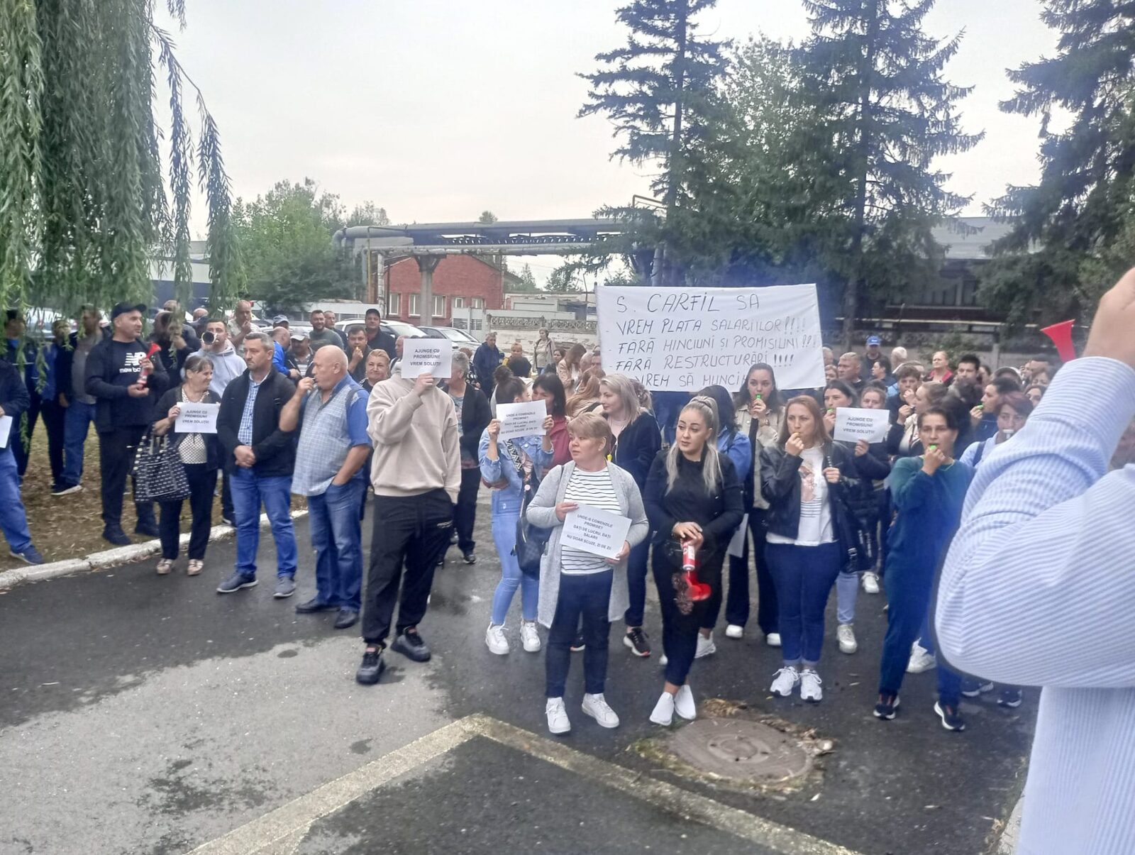 Grevă la Carfil Brașov: Angajații cer salarii, nu promisiuni