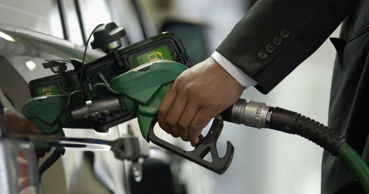 Prețuri în scădere la pompă. Cât costă benzina și motorina vineri în marile orașe