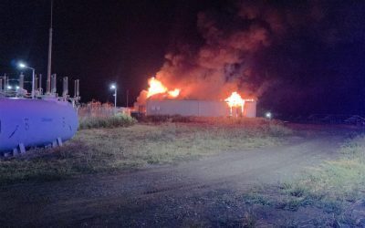 Incendiu hală baterii în Buzău. Mobilizare masivă de pompieri