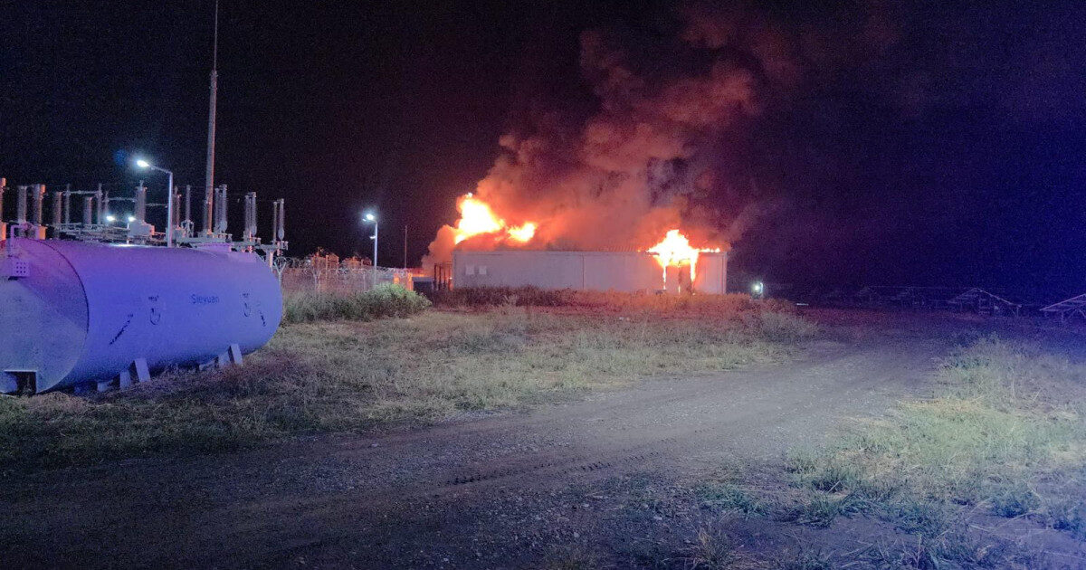 Incendiu hală baterii în Buzău. Mobilizare masivă de pompieri