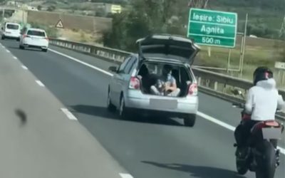A1 Sibiu: Șofer cu mașina pe portbagaj, cascador pe motocicletă