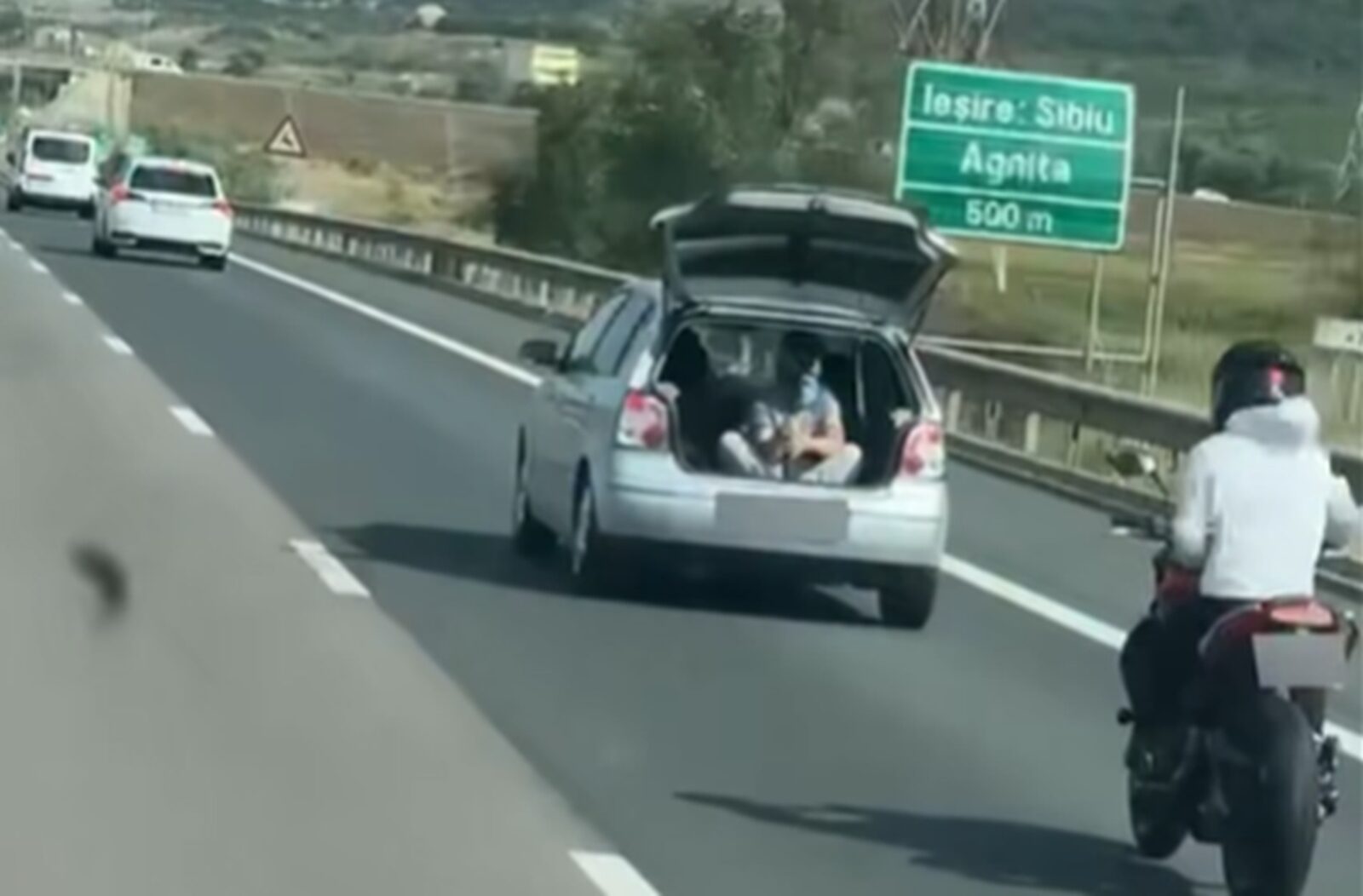 A1 Sibiu: Șofer cu mașina pe portbagaj, cascador pe motocicletă