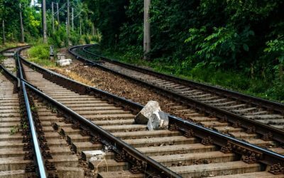 Obstacole pe calea ferată: Traverse, borne și crengi pe linia CFR