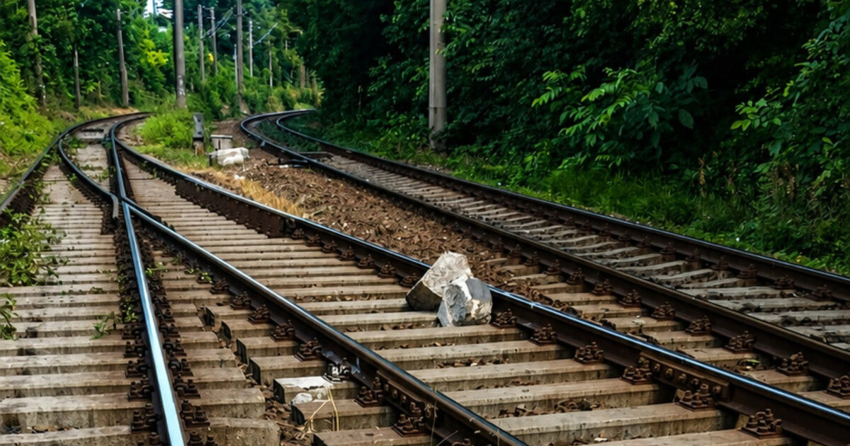 Obstacole pe calea ferată: Traverse, borne și crengi pe linia CFR