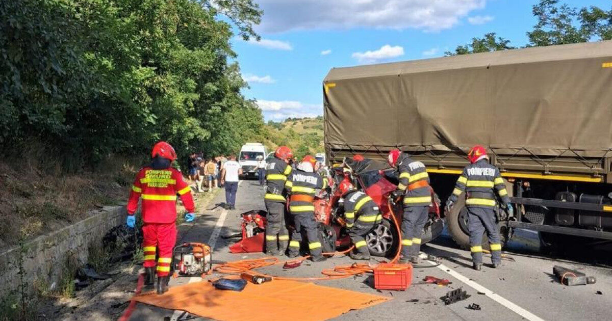 Accident cumplit: 3 morți, inclusiv un copil, după impactul cu un camion militar