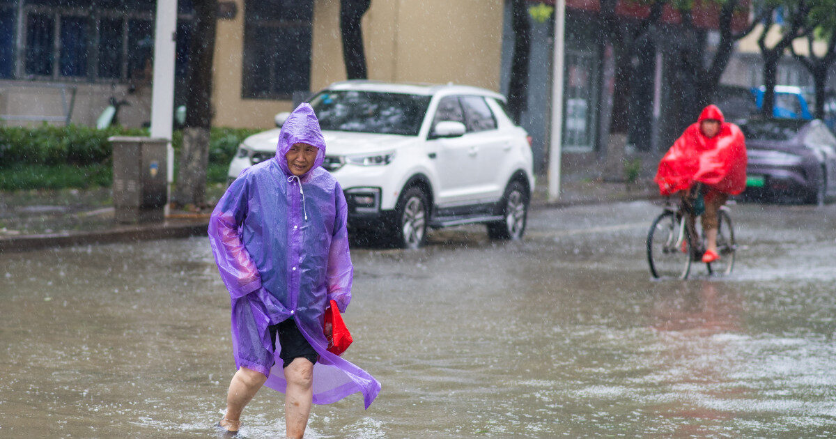 Taifunul Dolphin a Lovit China: Milioane Evacuați, Zboruri Anulate