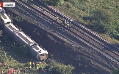 Accident feroviar lângă Brighton: Pasageri blocați în vagoane