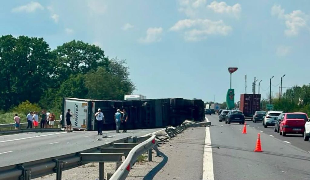 TIR răsturnat pe A1: Trafic blocat! Poliția și SMURD la fața locului