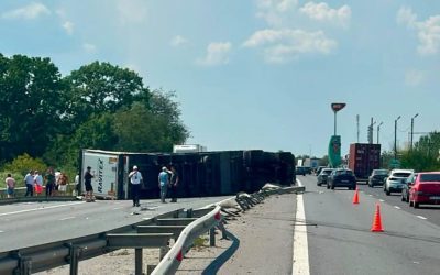TIR răsturnat pe A1: Trafic blocat! Poliția și SMURD la fața locului