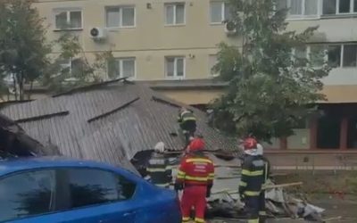 Sibiu: Vânt puternic a smuls acoperișul, mașini distruse și trafic blocat