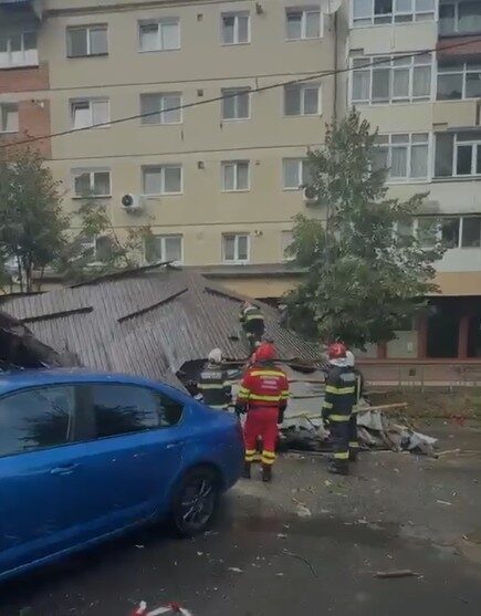 Sibiu: Vânt puternic a smuls acoperișul, mașini distruse și trafic blocat