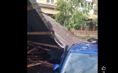 Sibiu: Acoperiș de bloc s-a prăbușit peste mașini