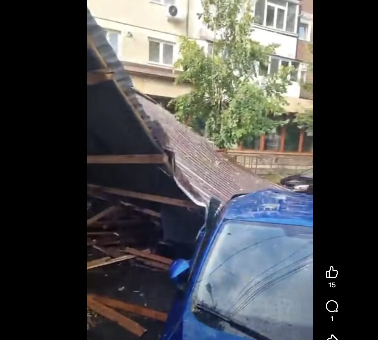 Sibiu: Acoperiș de bloc s-a prăbușit peste mașini