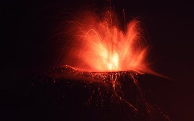 Etna blochează Catania: lavă curge din patru locuri