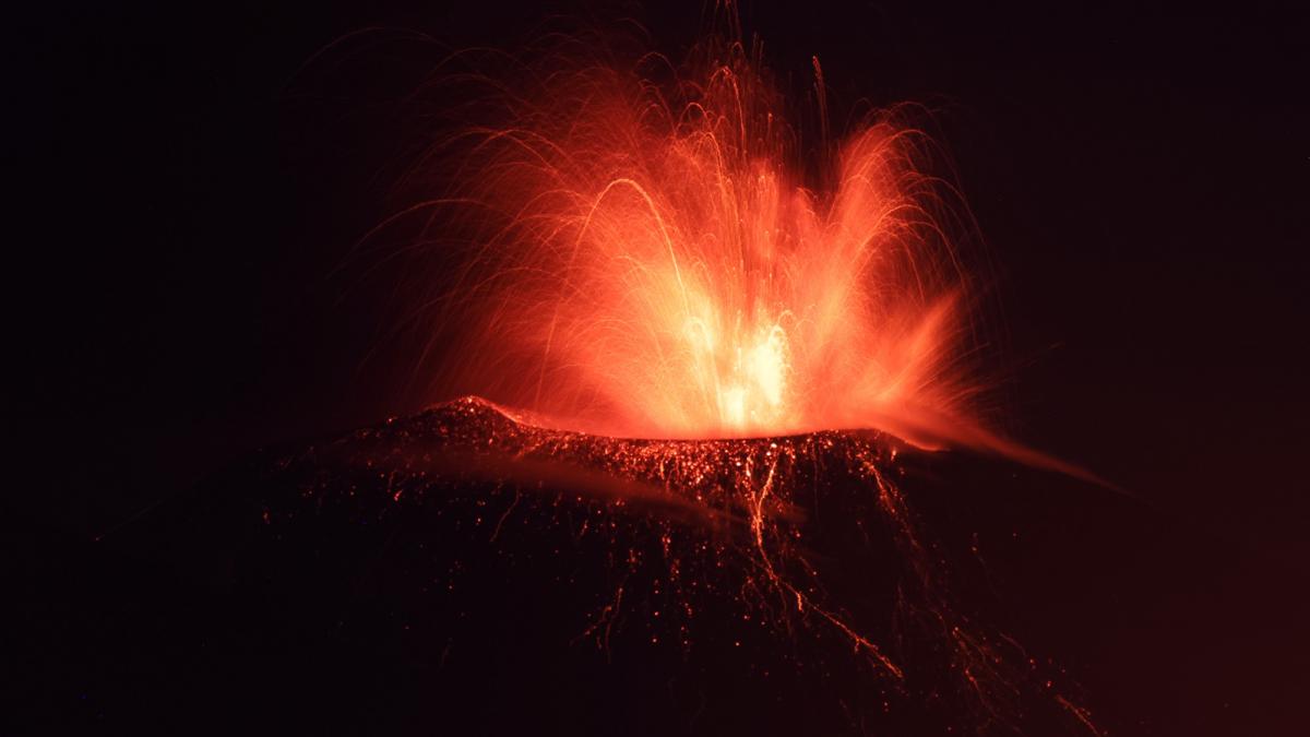 Etna blochează Catania: lavă curge din patru locuri
