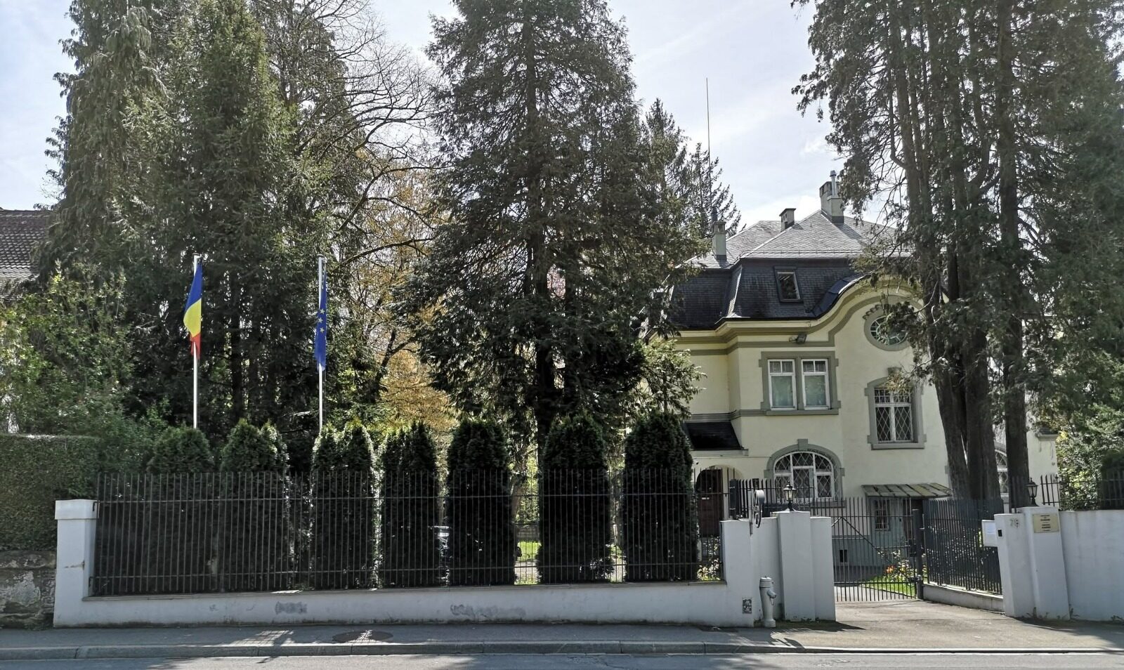 Atac la Ambasada României din Elveția cu un dispozitiv incendiar