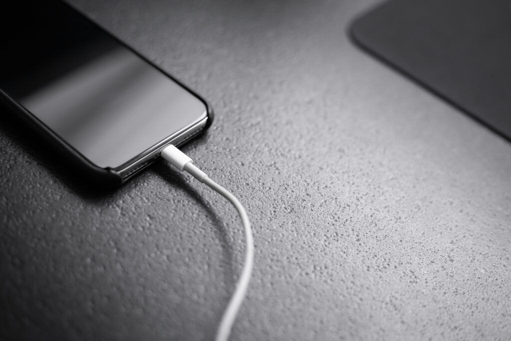 Bateria telefonului distrusă peste noapte? Mitul dezvăluit