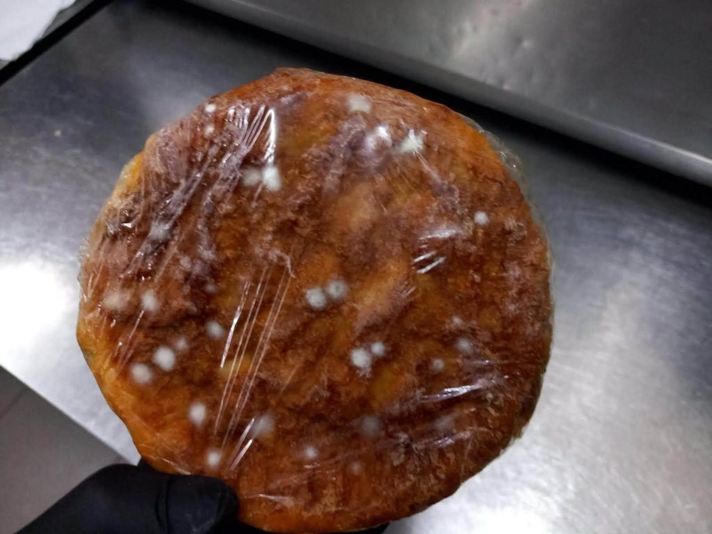 Nereguli grave în restaurante: alimente expirate, mizerie și produse fără etichete