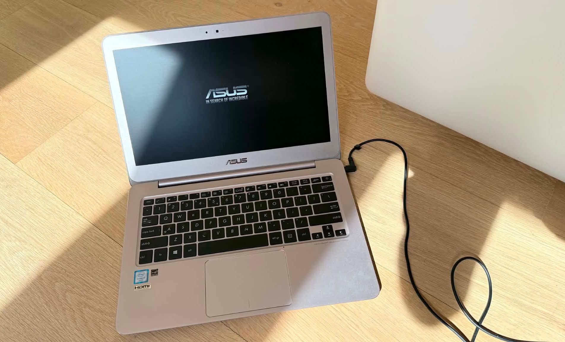 ASUS Tanc: PC Gaming T700 cu RTX 5060 Ti și răcire lichidă