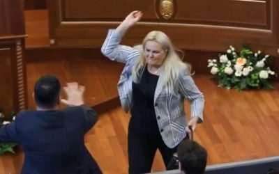Deputată atacă premierul interimar cu ouă în Parlamentul Kosovo
