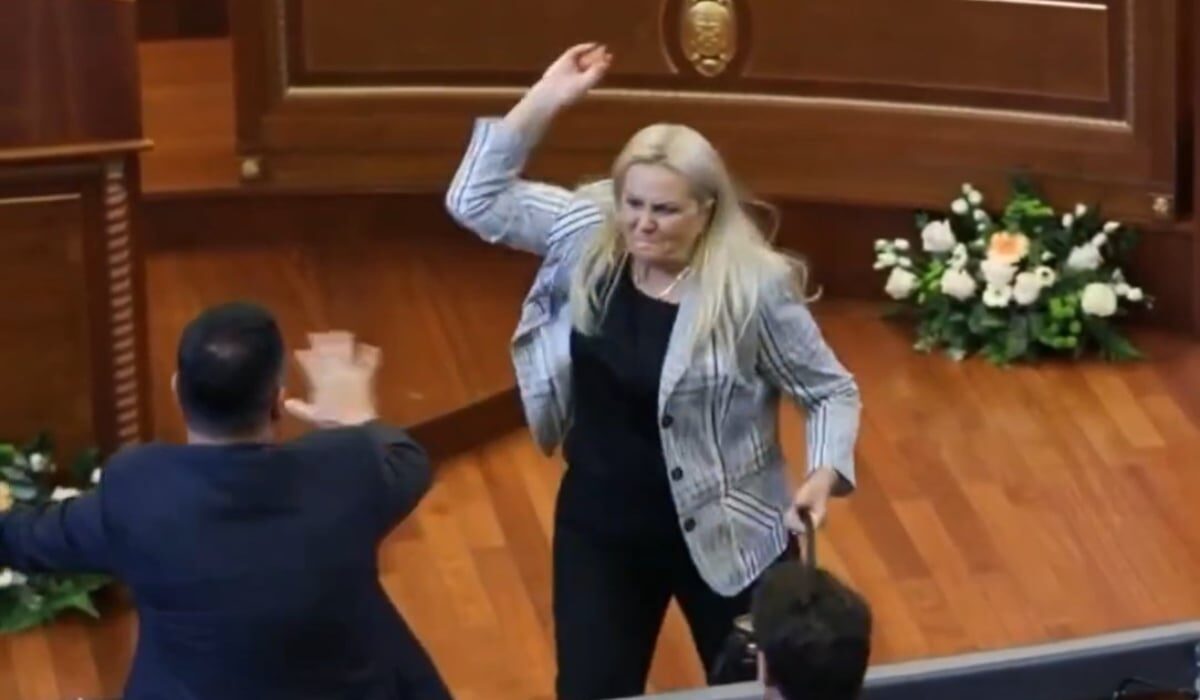 Deputată atacă premierul interimar cu ouă în Parlamentul Kosovo