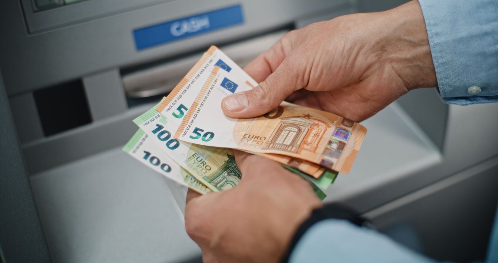 Bani falși: Cum verifici restul în străinătate