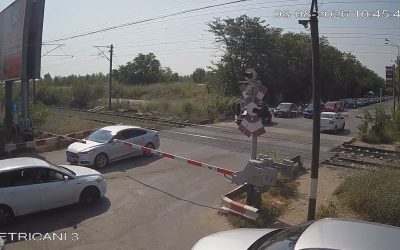 Șoferi blocați la Petricani: Forțarea trecerii, risc cu CFR