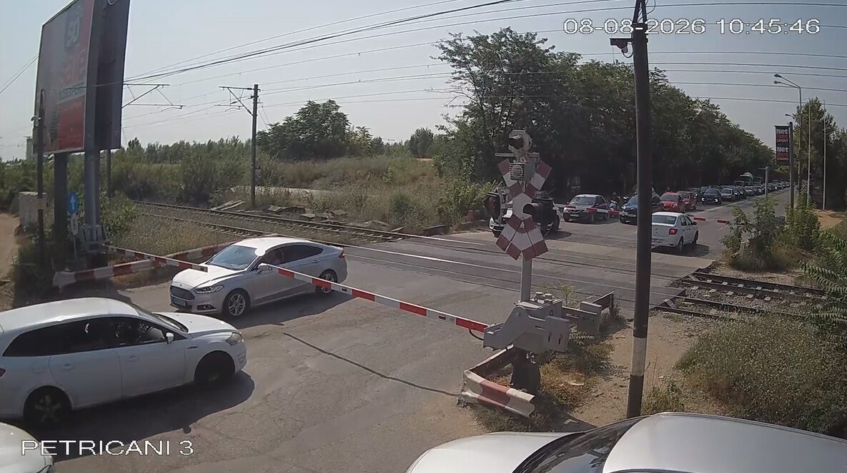 Șoferi blocați la Petricani: Forțarea trecerii, risc cu CFR
