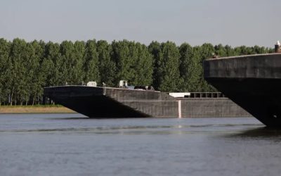 Dunărea, un dezastru: Două barje scufundate, risc de rație energetică