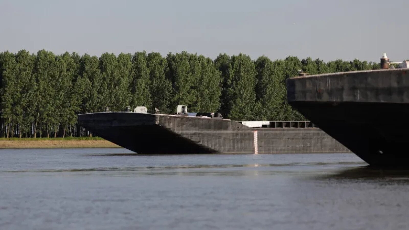 Dunărea, un dezastru: Două barje scufundate, risc de rație energetică