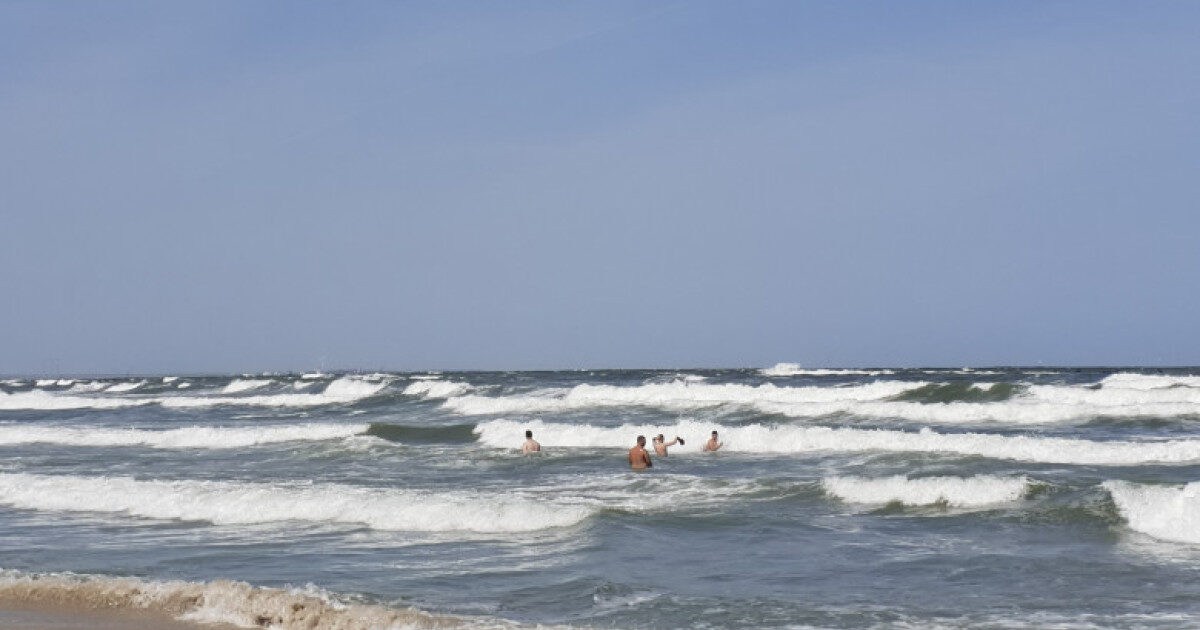 Jandarmeria pe plajele din Eforie. Turiștii sfidează steagul roșu