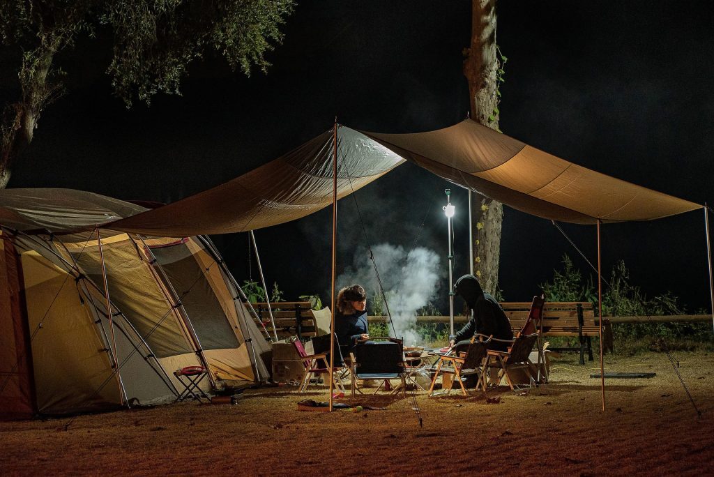 Conflict în sat: 5 campinguri au ucis liniștea cu 17 case