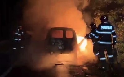 Mașină în flăcări în Argeș: Imagini de coșmar – VIDEO