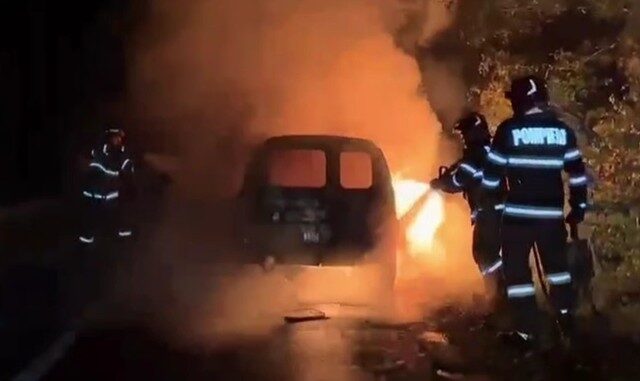 Mașină în flăcări în Argeș: Imagini de coșmar – VIDEO