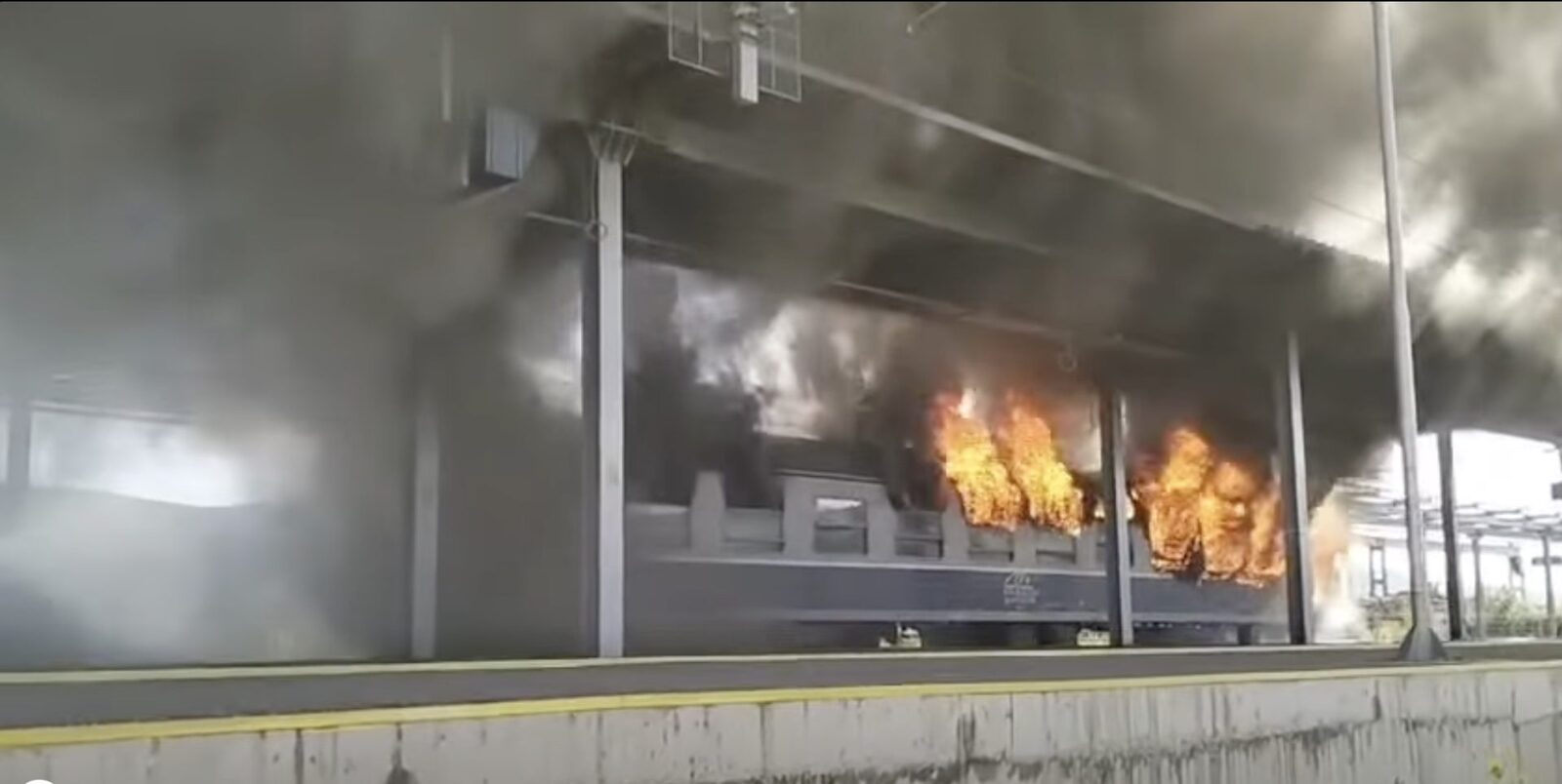 Incendiu la Regio 2030: Patru trenuri de călători, cu întârzieri masive