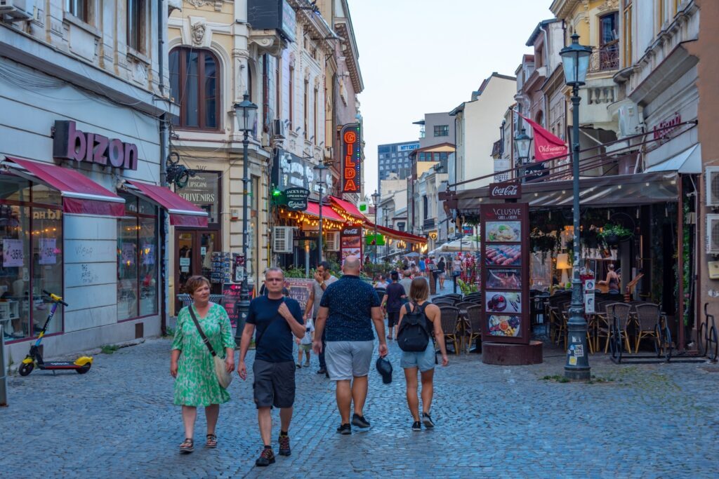 Românii fug din țară de vacanță: motivele șocante