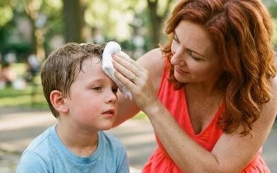 Compresa rece pe frunte: mit de vară sau răcorire reală? Specialiștii explică