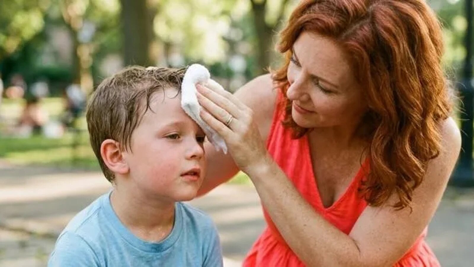 Compresa rece pe frunte: mit de vară sau răcorire reală? Specialiștii explică