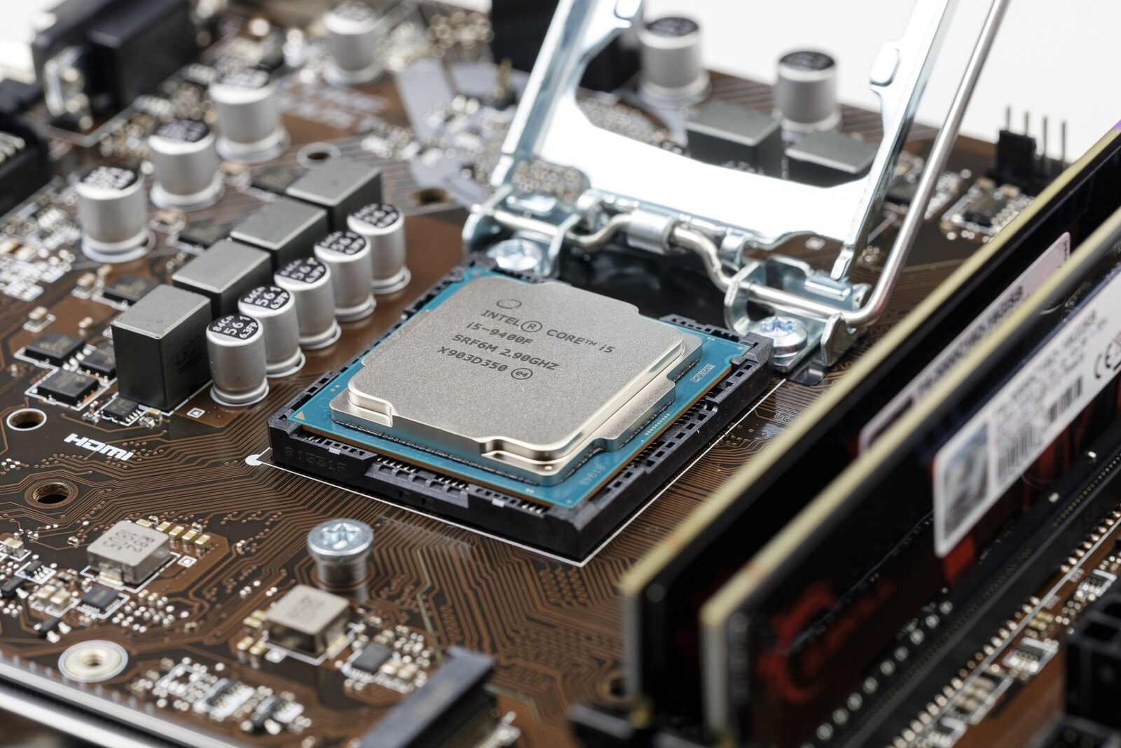 Intel scoate la vânzare acțiuni de 15 miliarde de dolari
