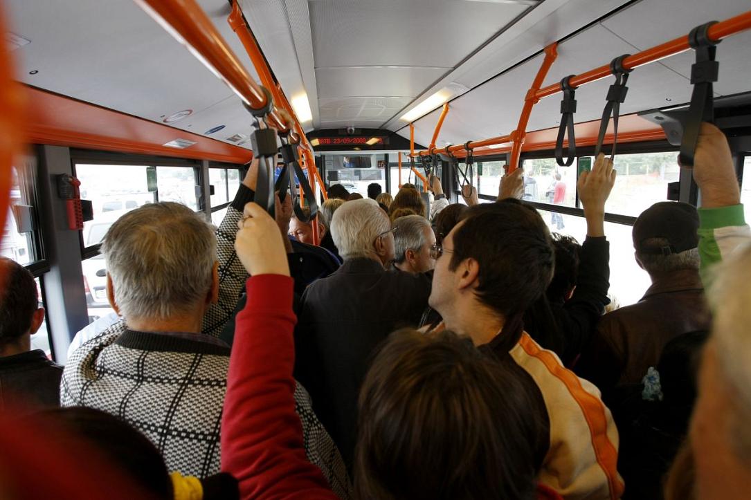 STB luptă cu telefoanele zgomotoase în transportul din București