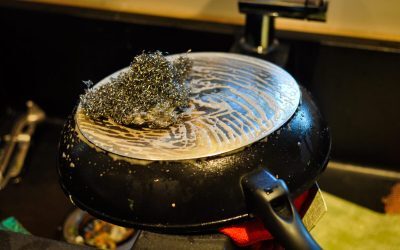 Tigaia de teflon, arsă? Soluții simple, fără zgârieturi